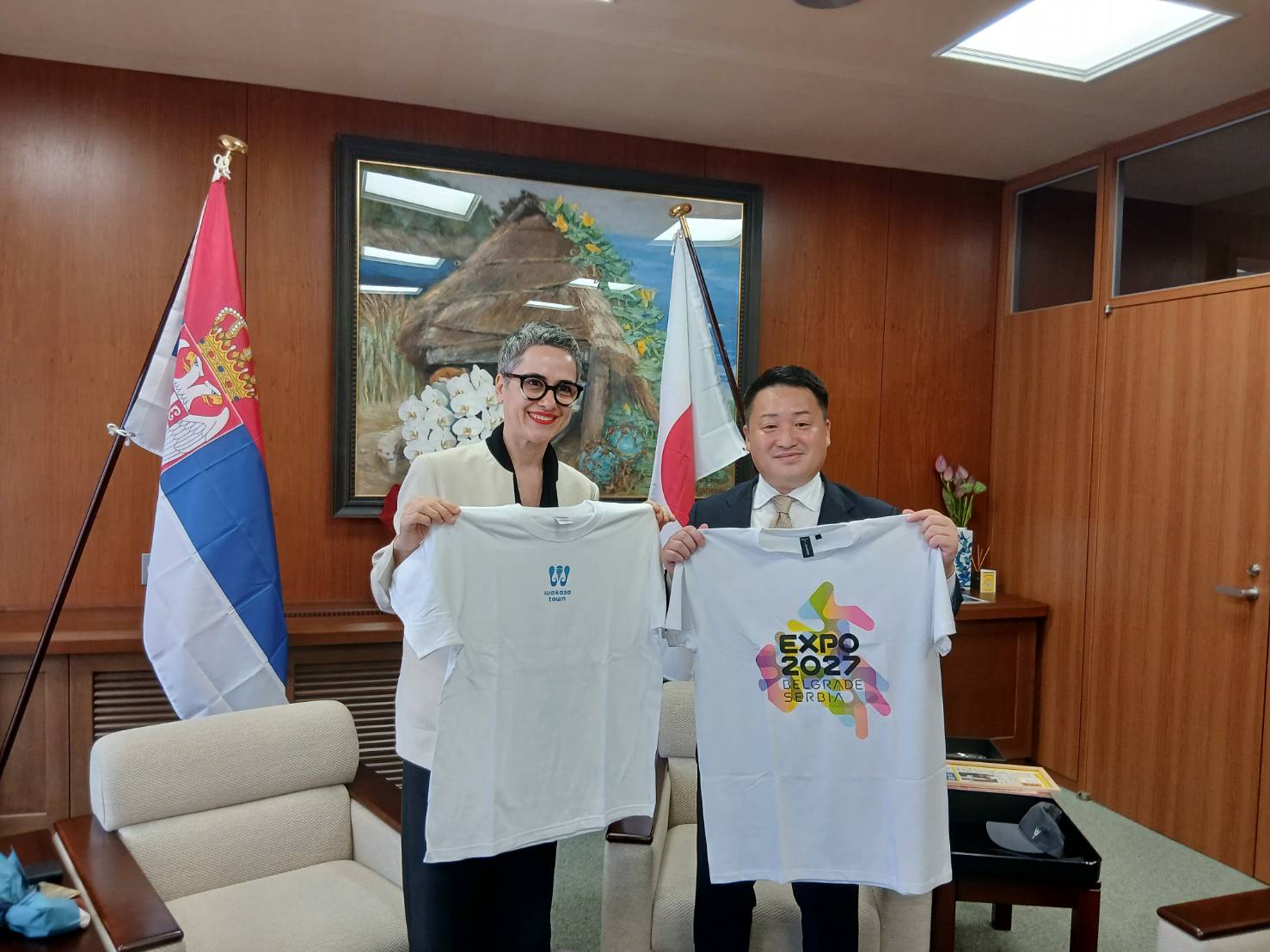 Ambassador and Mayor exchange shirts ahead of Expo 2027