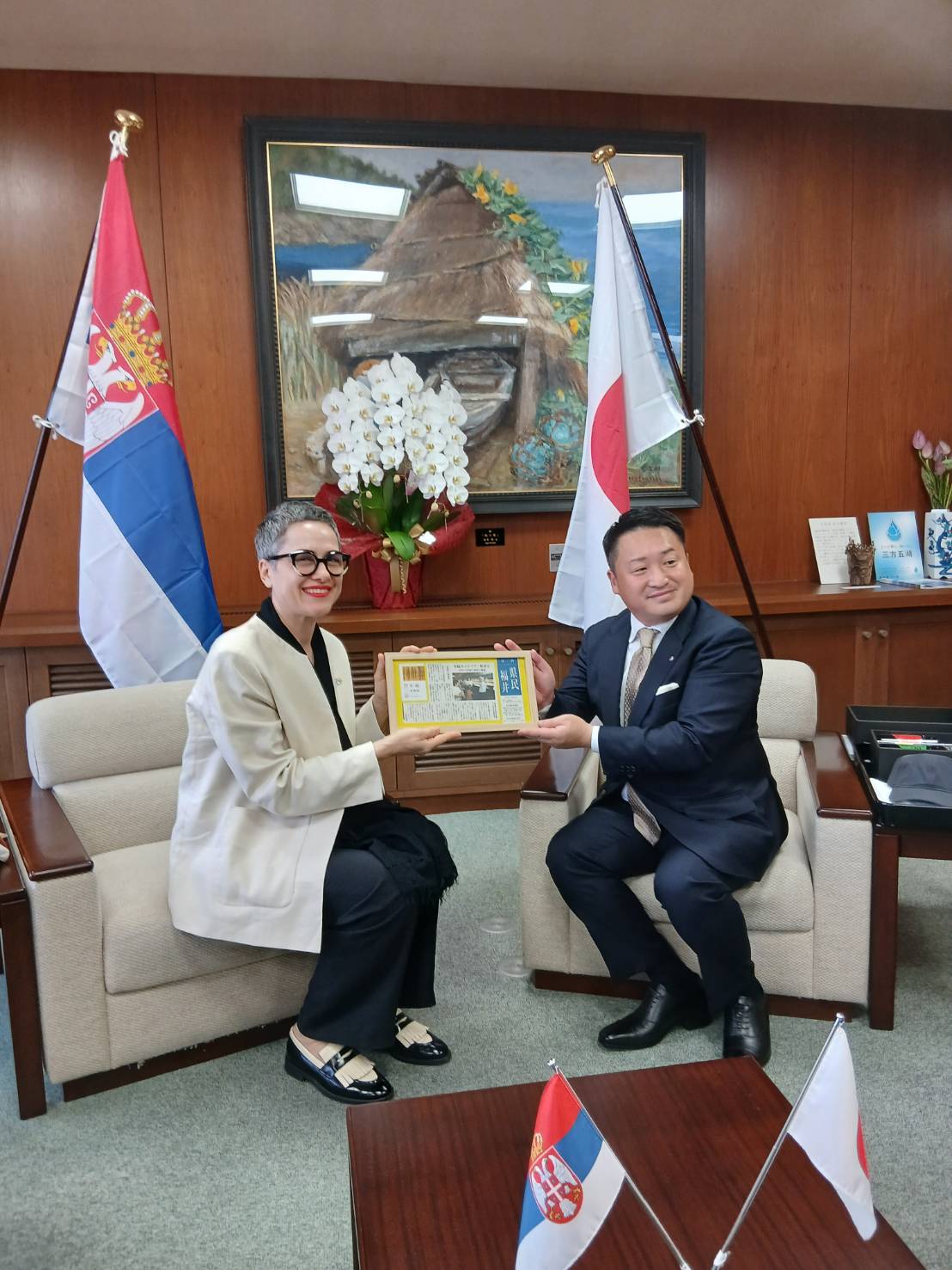 Wakasa Mayor presenting framed article of Serbian scientist to Serbian Ambassador to Japan